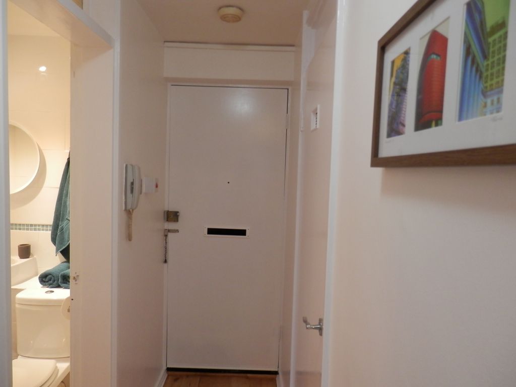 Quantum holiday rental apartment Whalley Range Hallway1